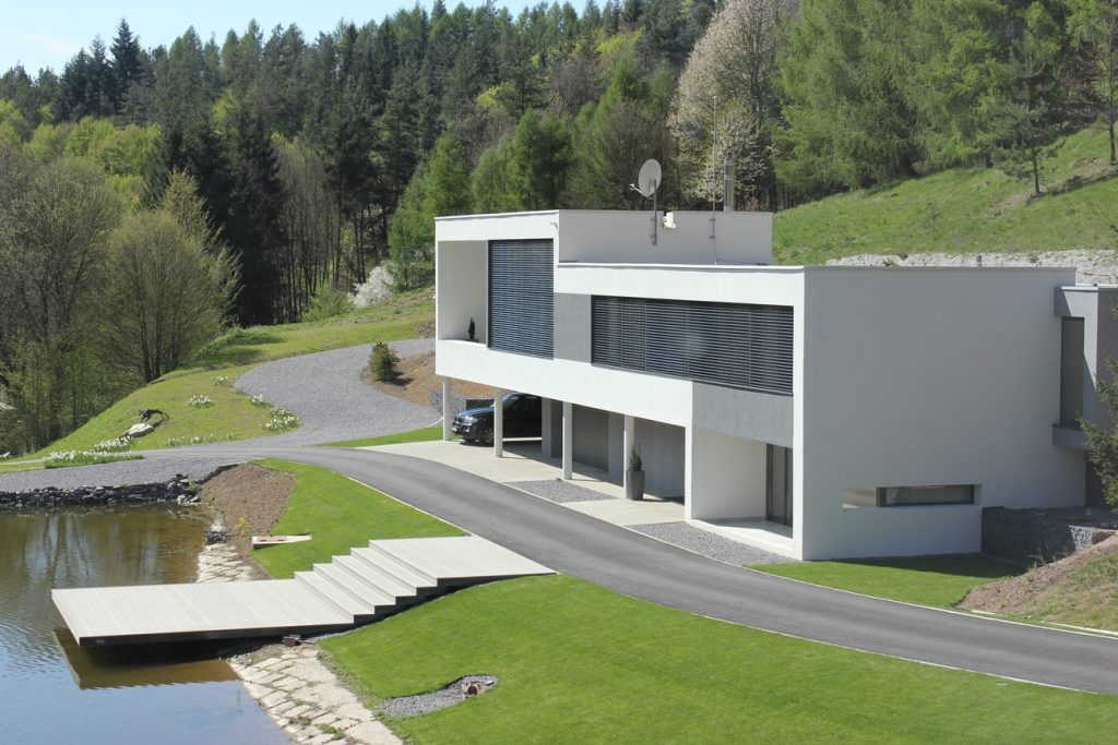 Dva rodinné domy v údolí