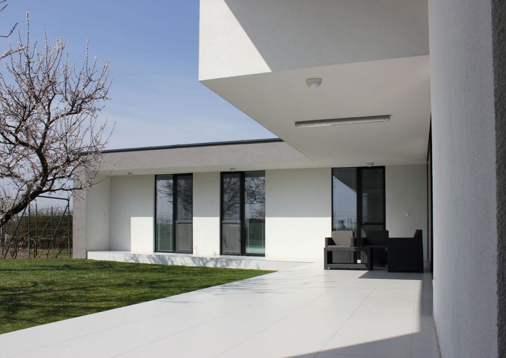 Terasa rodinného domu v Jarovciach