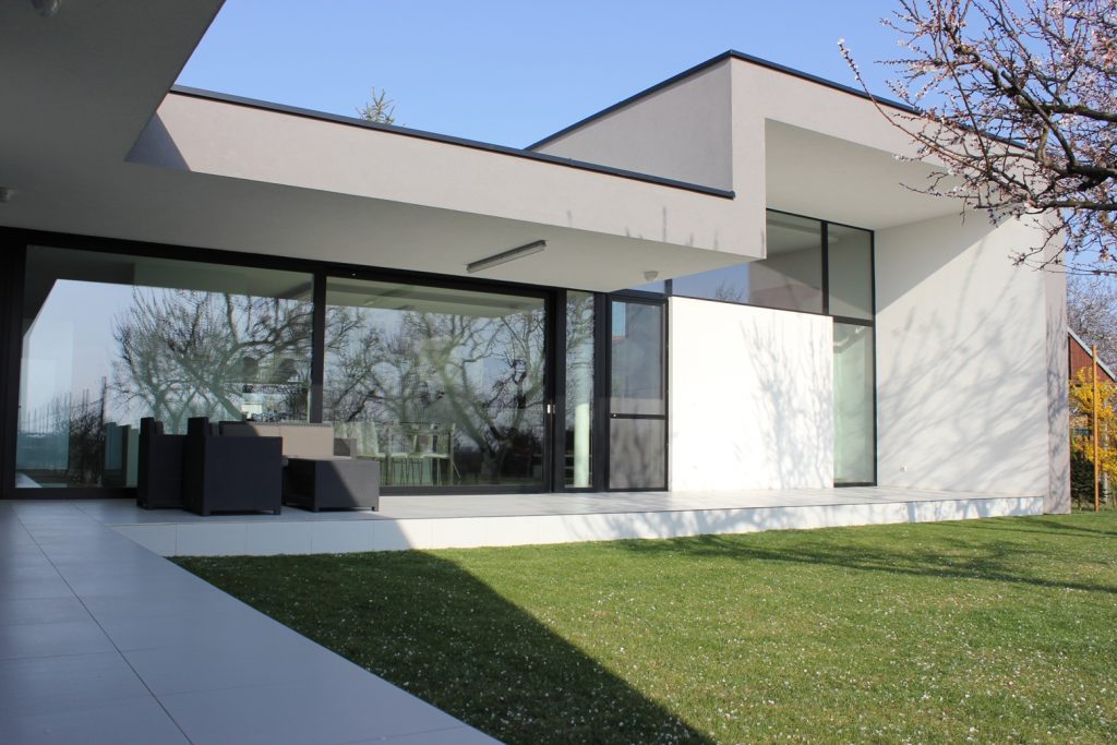 Rodinný dom-Jarovce zo záhrady