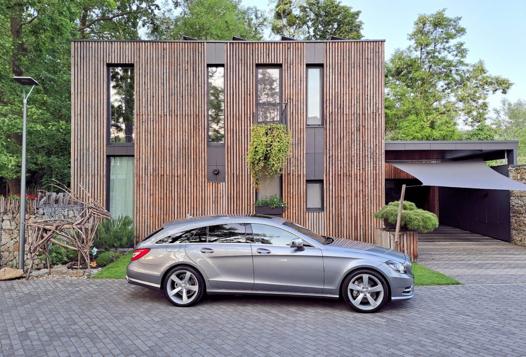 Dom pod dubom drevená fasáda Peráček