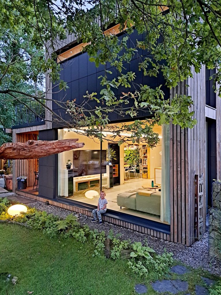 Dom pod dubom zasklená stena Peráček