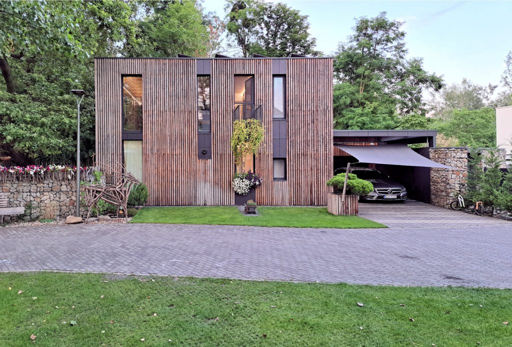 Dom pod dubom drevo Peráček