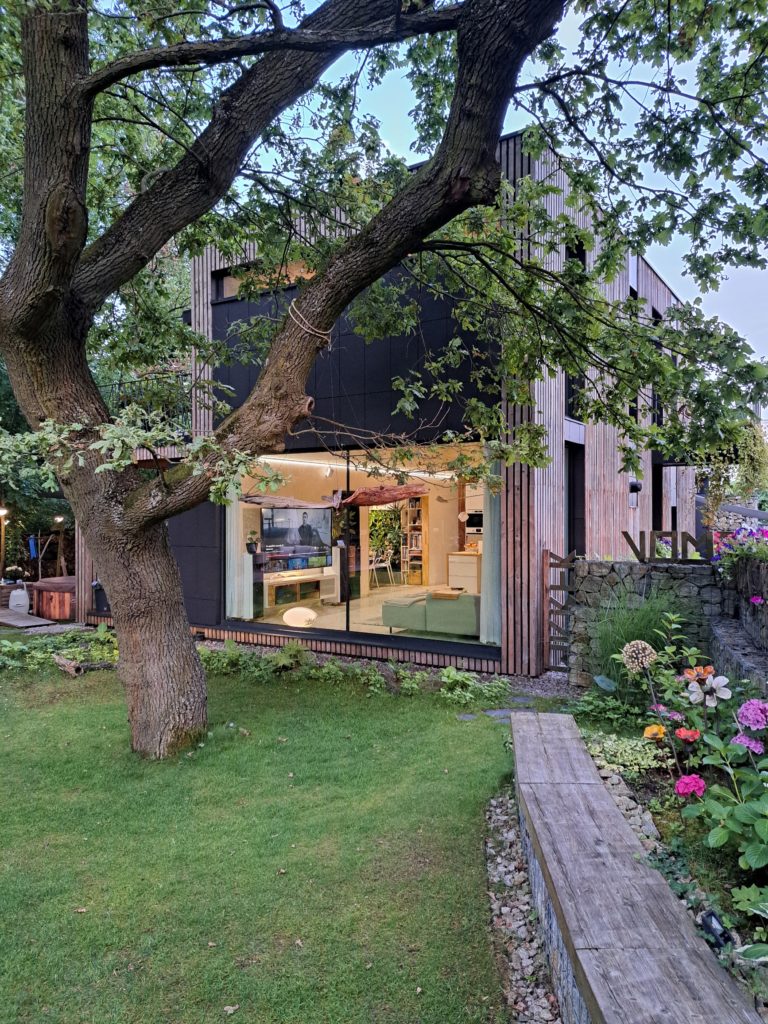 Dom pod dubom drevená fasáda Peráček