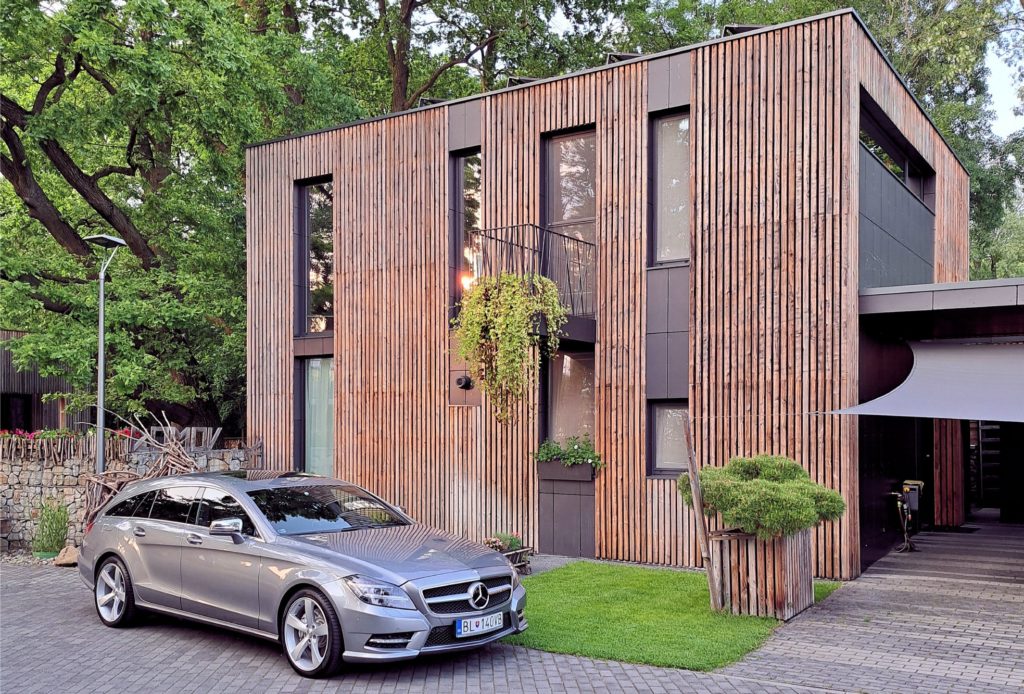 Dom pod dubom zvislý obklad Peráček