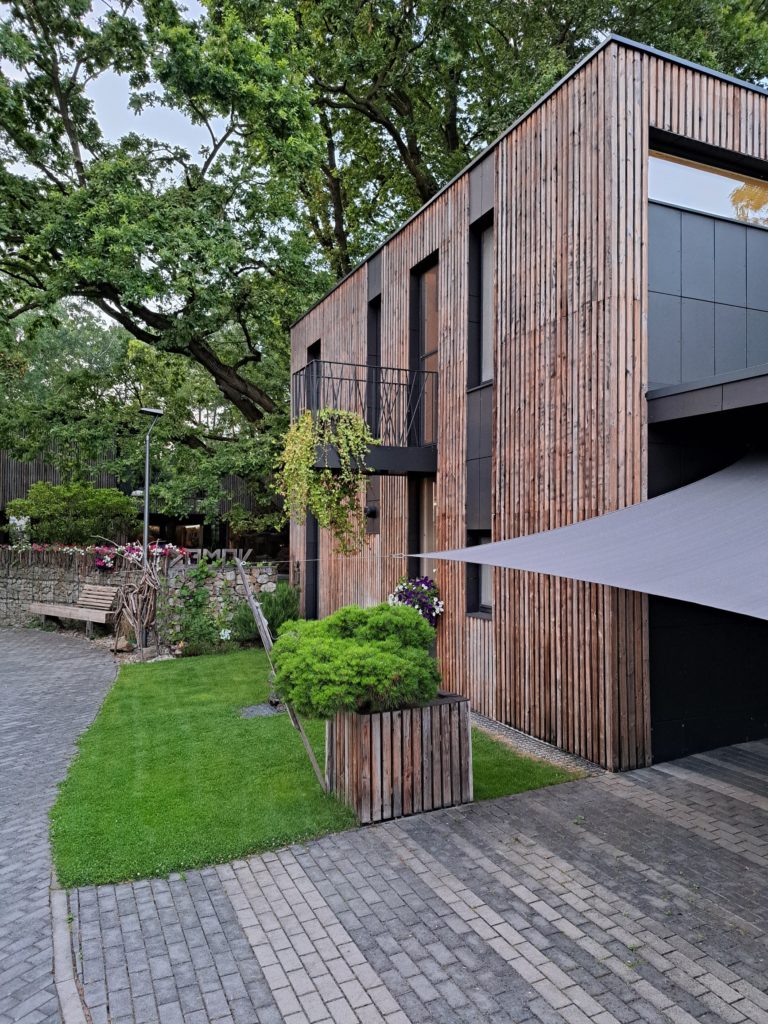 Dom pod dubom drevený obklad Peráček