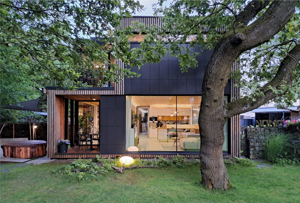 Dom pod dubom sklená stena Peráček