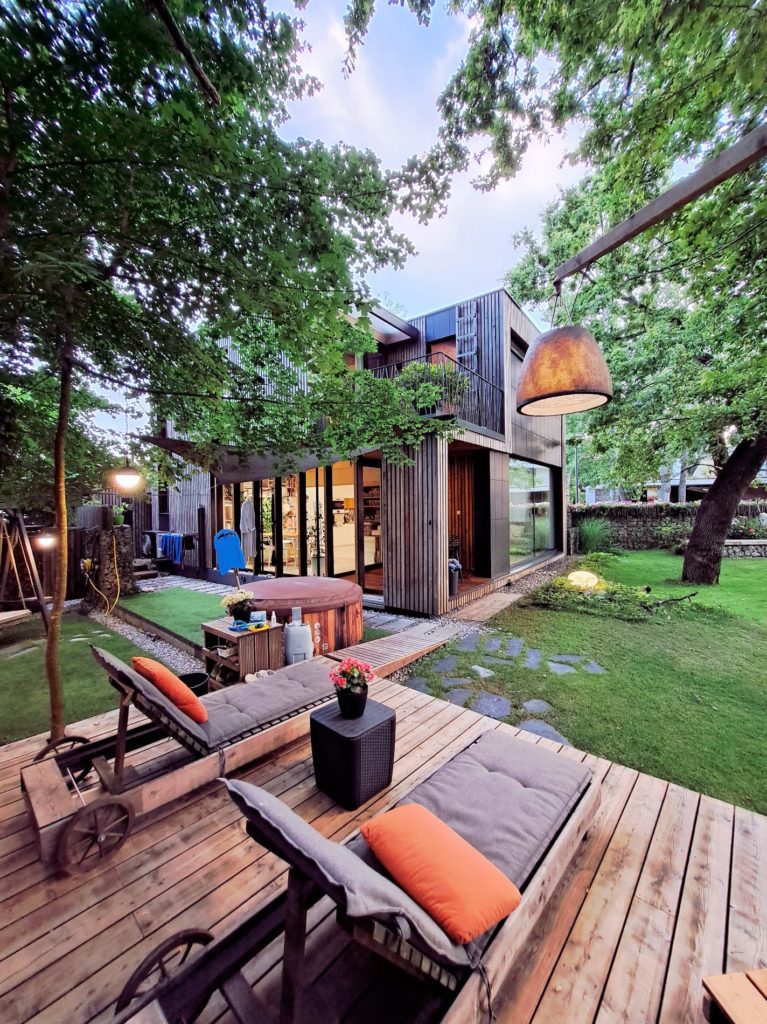 Dom pod dubom drevená terasa Peráček