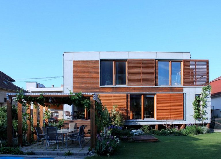 Rekonštrukcia rodinného domu v Rači pohľad zo záhrady