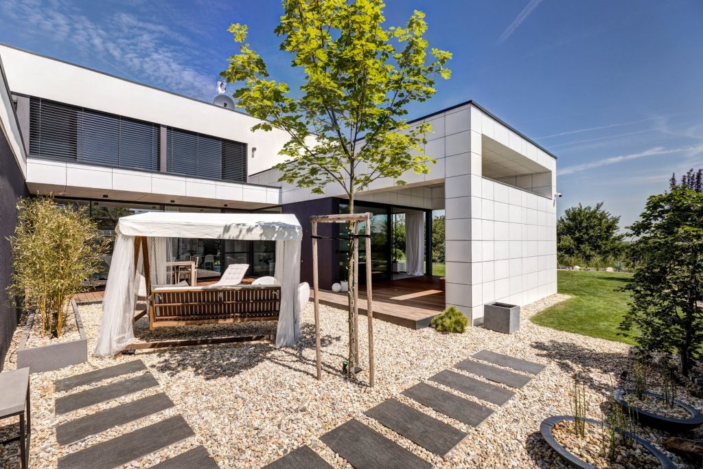 CLT rodinný dom Praha átriové sedenie