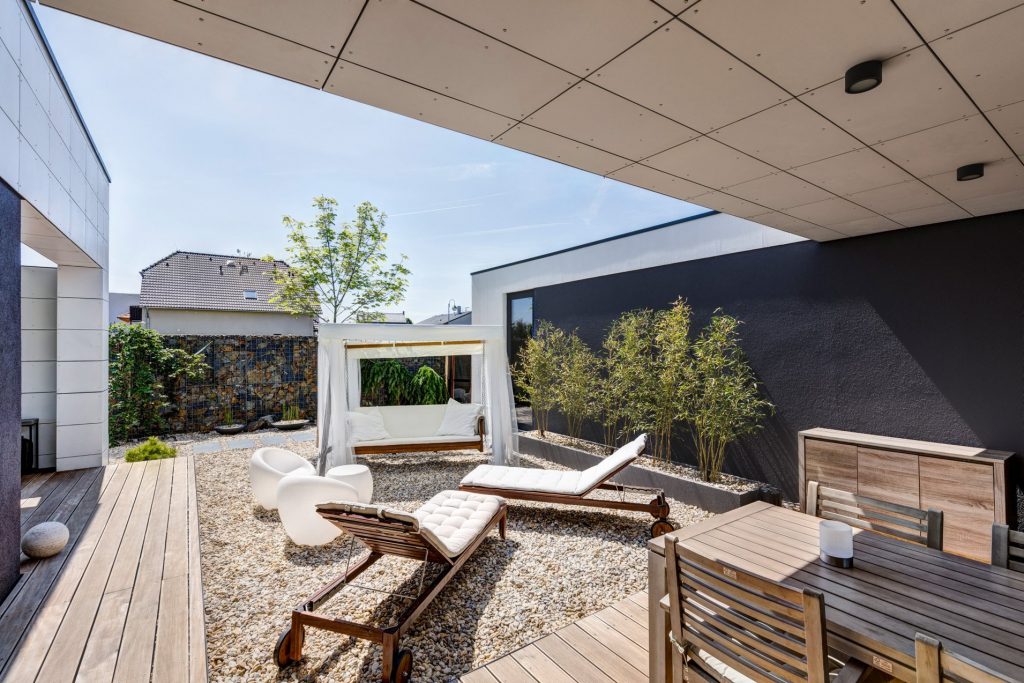 CLT rodinný dom Praha pátiové sedenie