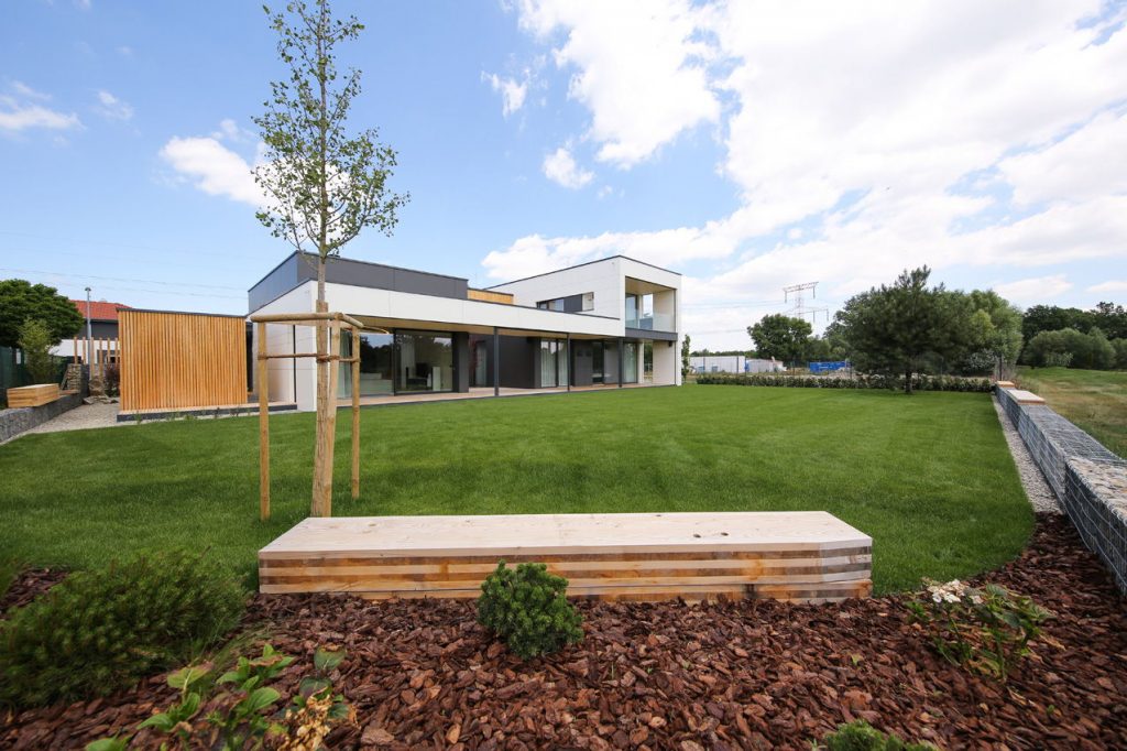 Dom z dreva pohľad zo záhrady