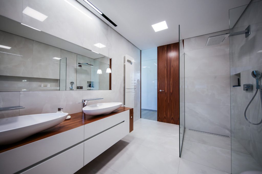 Dom z dreva kúpeľňa