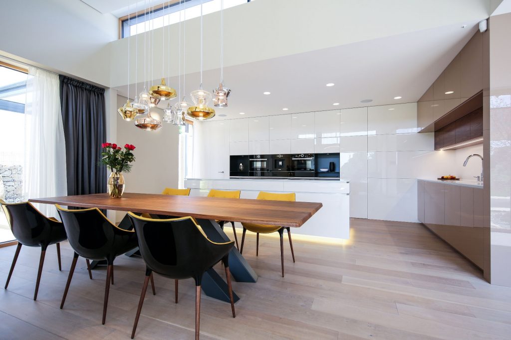 Dom z dreva jedáleň