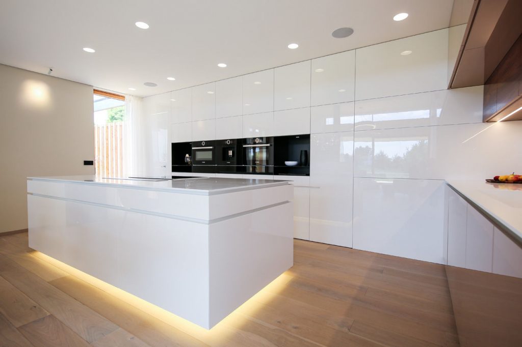 Dom z dreva kuchyňa ostrovček