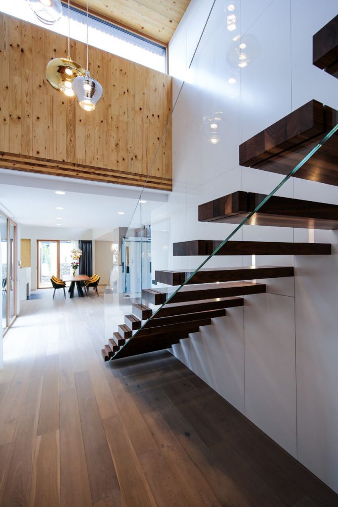 Dom z dreva masívne schodisko