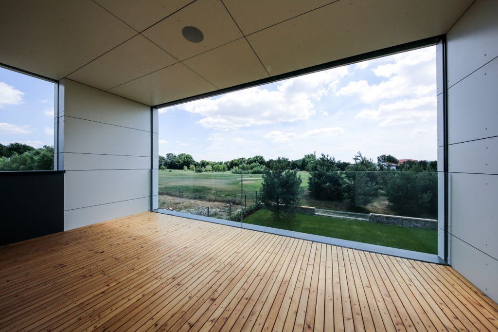 Dom z dreva spáľňa