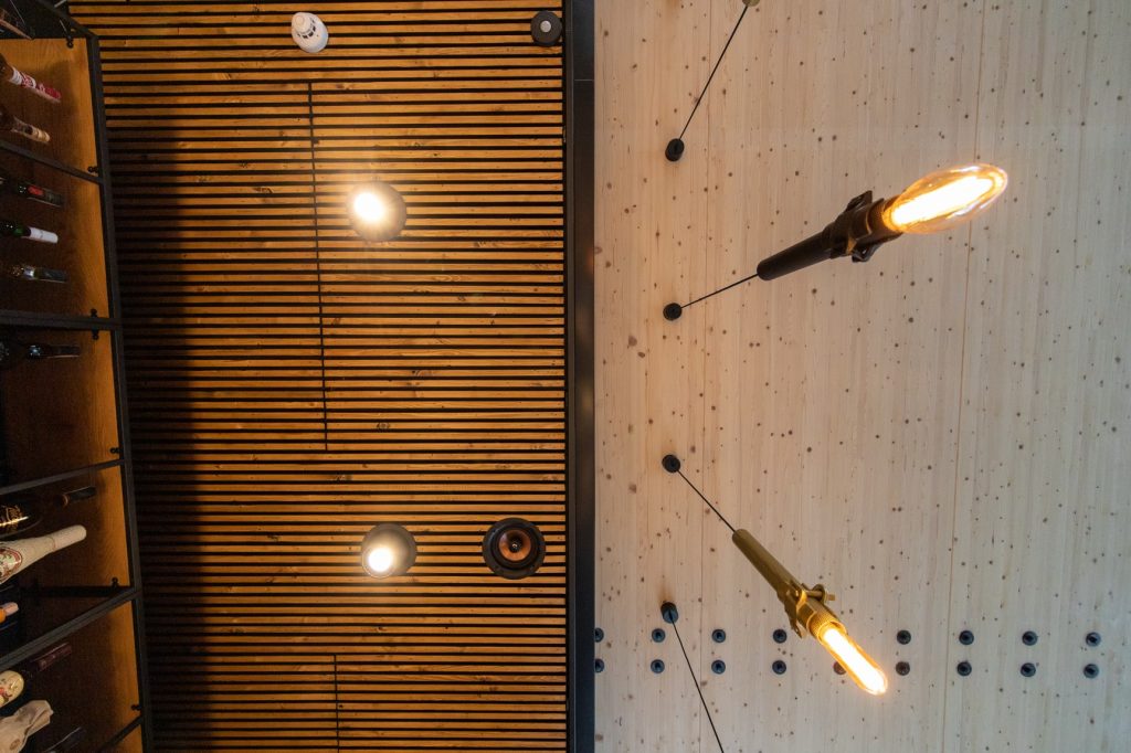 The Garage bistro ateliér Molnár Peráček osvetlenie