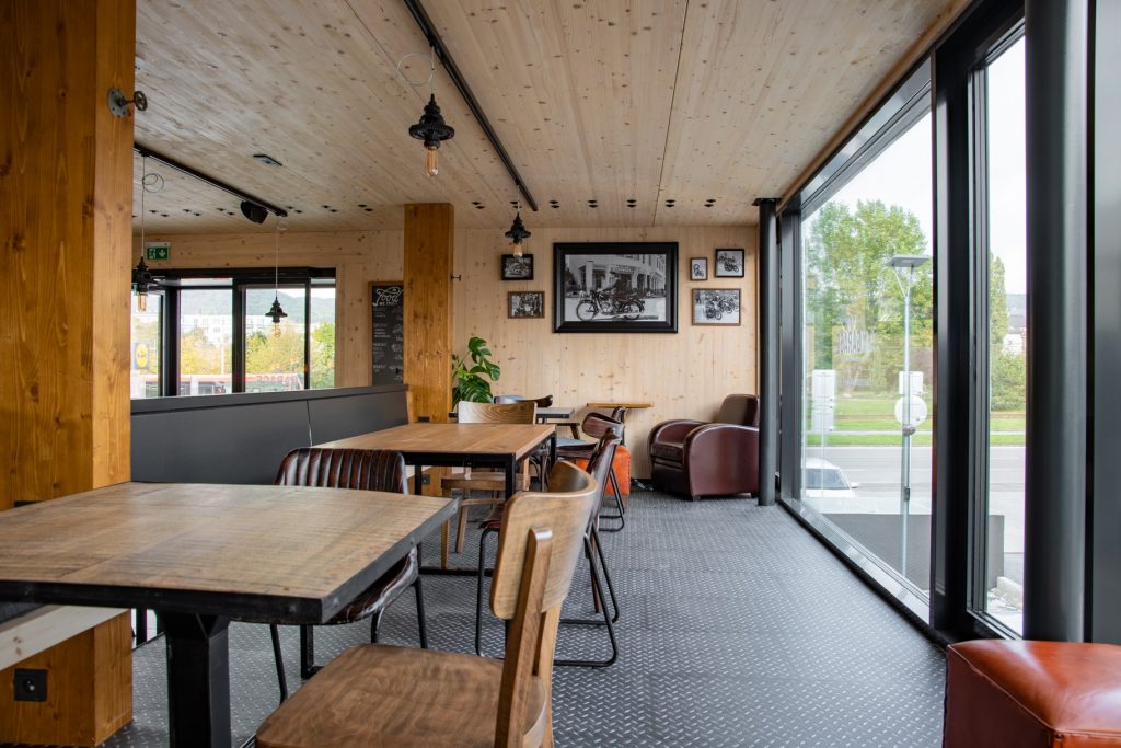 Garage Bistro Bar interiér