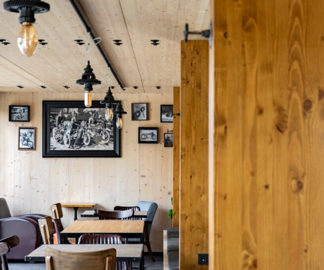 Garage Bistro Bar drevený interiér