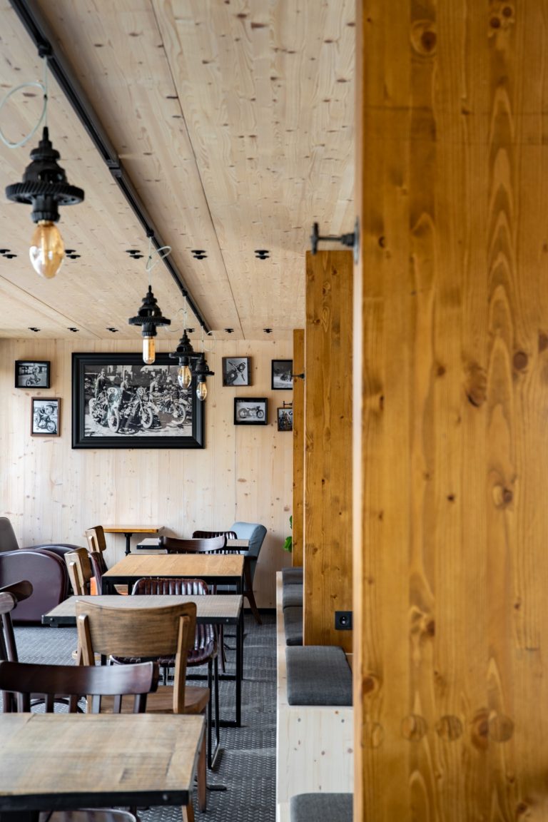 Garage Bistro Bar drevený interiér
