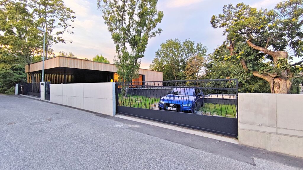 CLT dom vo svahu atelier Peráček brána