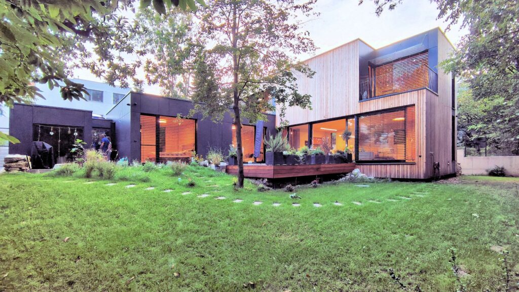 CLT dom vo svahu atelier Peráček fasády