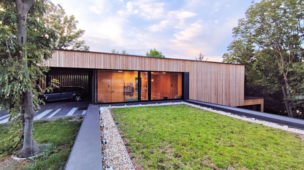 CLT dom vo svahu atelier Peráček zelená strecha