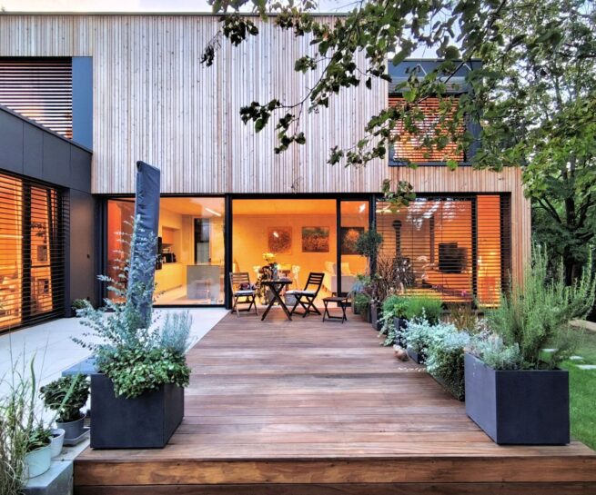 CLT dom vo svahu atelier Peráček sklená stena