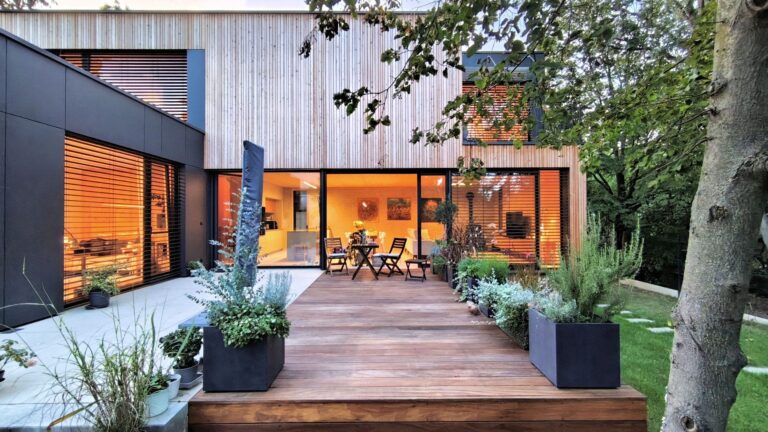 CLT dom vo svahu atelier Peráček sklená stena