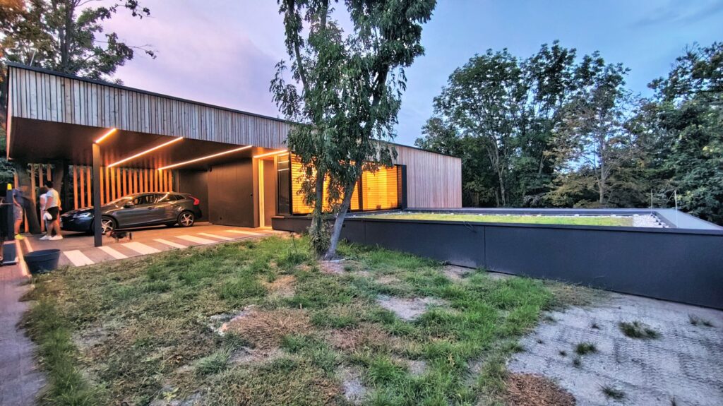 CLT dom vo svahu atelier Peráček predpolie domu