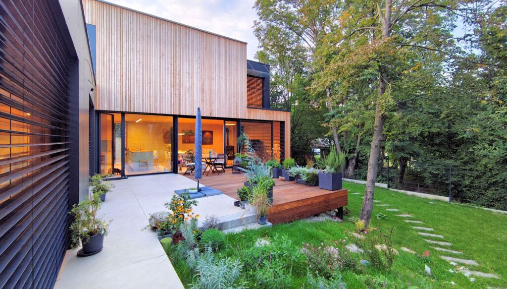 CLT dom vo svahu atelier Peráček terasa