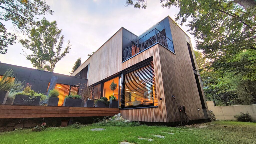 CLT dom vo svahu atelier Peráček drevená fasáda