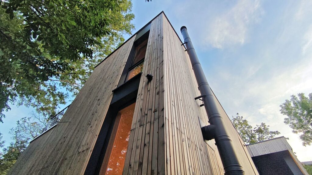 CLT dom vo svahu atelier Peráček komín