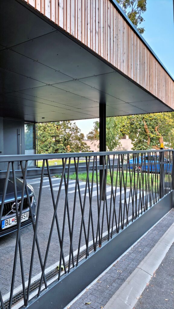 CLT dom vo svahu atelier Peráček parking