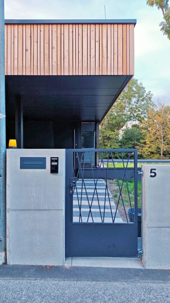 CLT dom vo svahu atelier Peráček bránka