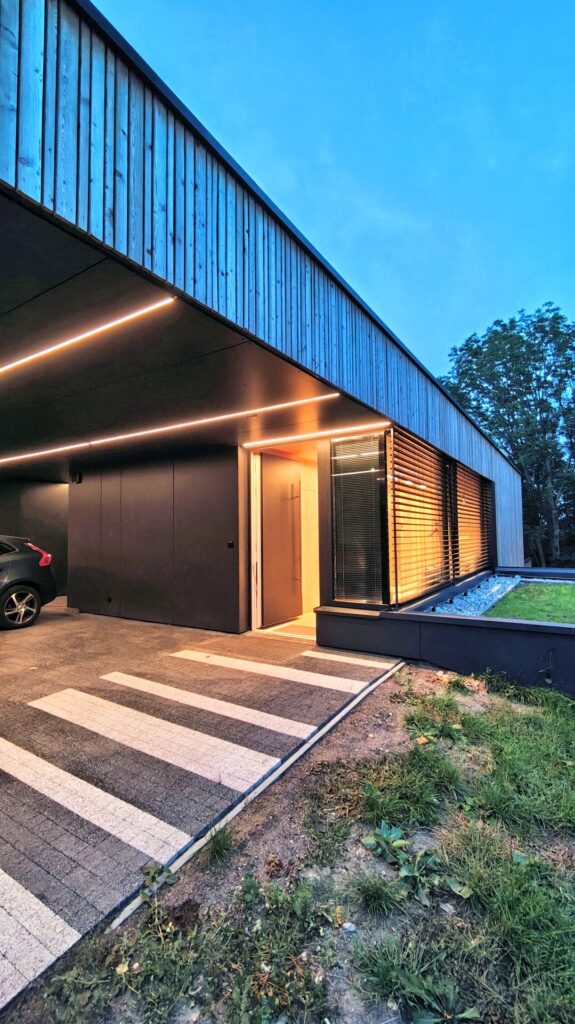 CLT dom vo svahu atelier Peráček vstup