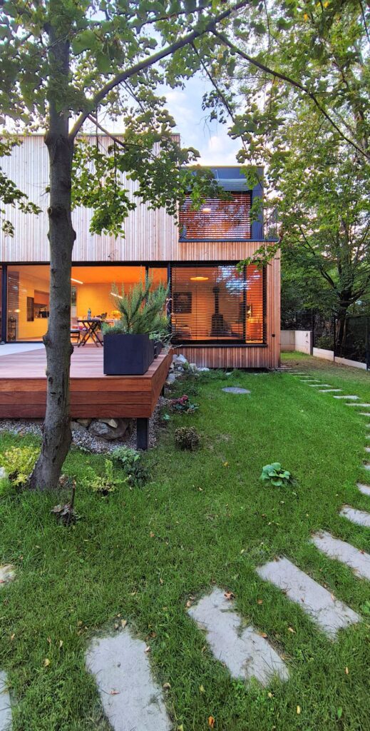 CLT dom vo svahu atelier Peráček drevodom