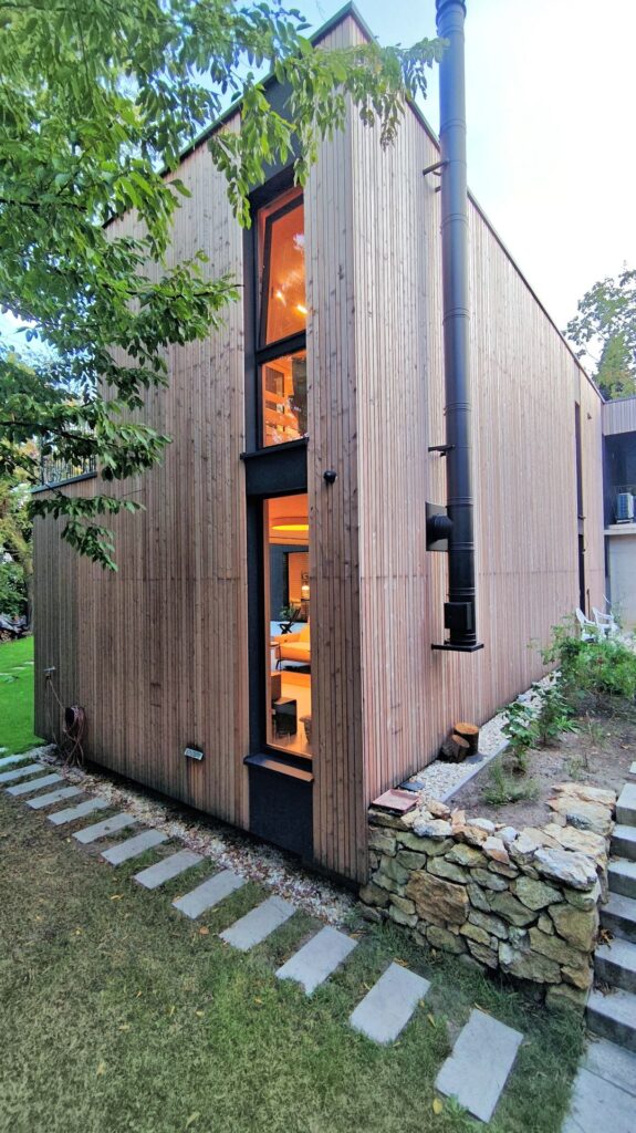 CLT dom vo svahu atelier Peráček vertikálne okno