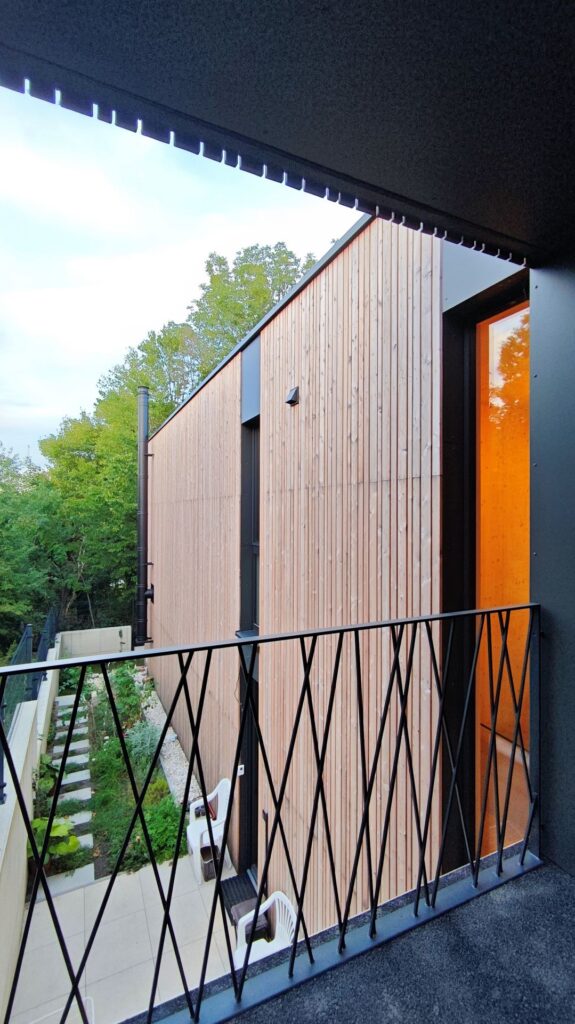 CLT dom vo svahu atelier Peráček zábradlie