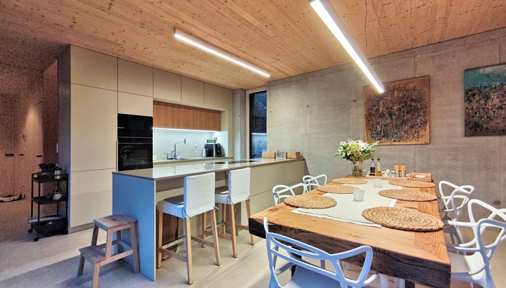 Dom CLT 23 vo svahu Karpát kuchyňa