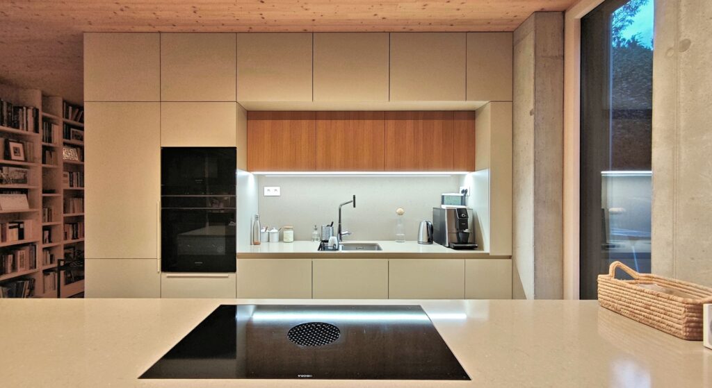 Dom CLT 23 vo svahu Karpát kuchyňa