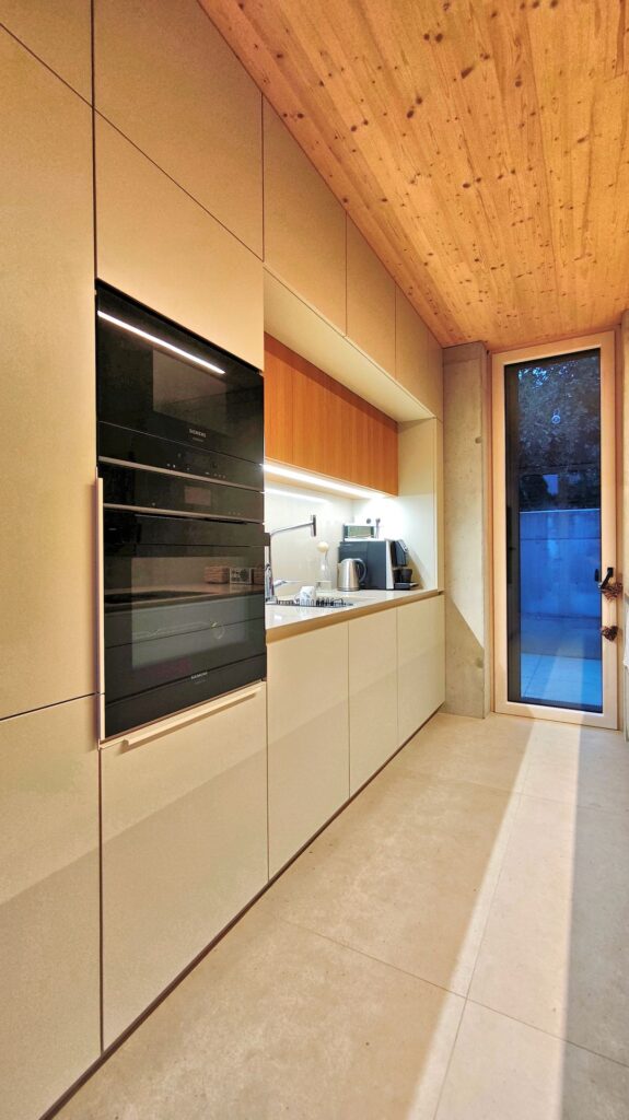 Dom CLT 23 vo svahu Karpát kuchyňa