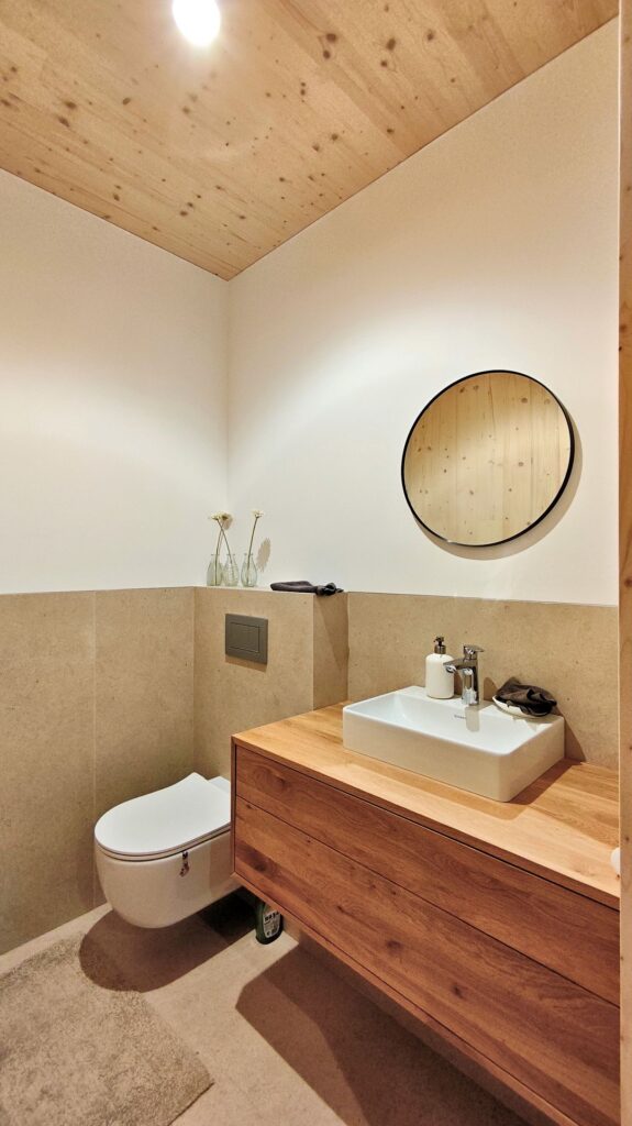 Dom CLT 23 vo svahu Karpát WC