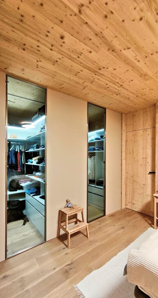 Dom CLT 23 vo svahu Karpát šatník