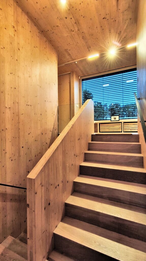 Dom CLT 23 vo svahu Karpát CLT schodisko