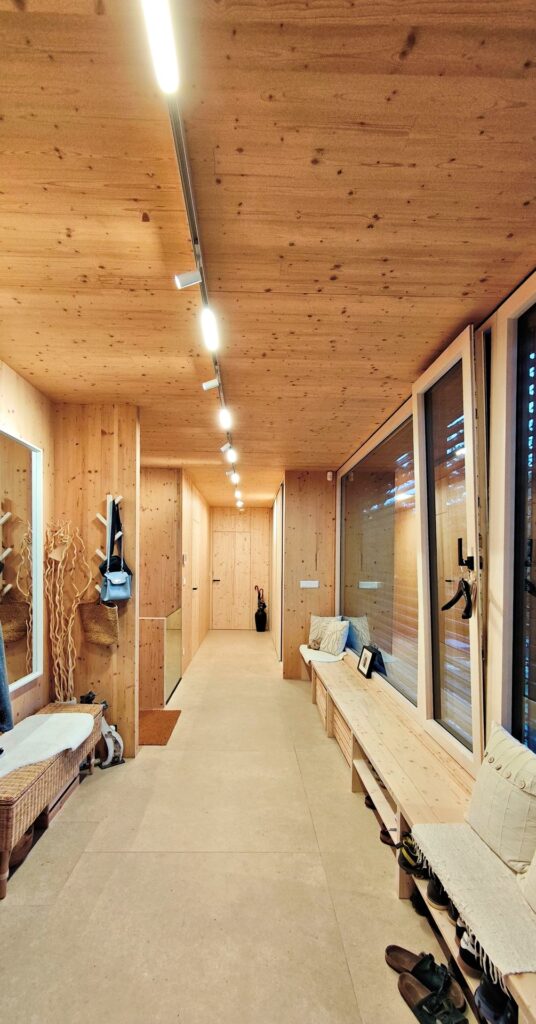 Dom CLT 23 vo svahu Karpát vstupná hala