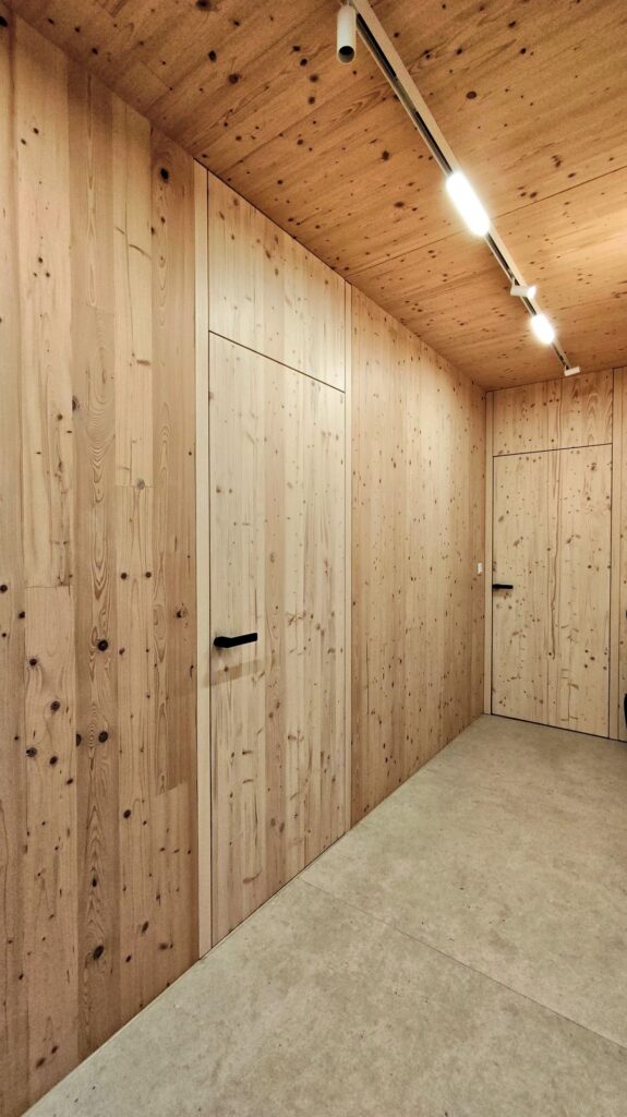 Dom CLT 23 vo svahu Karpát lícujúce dvere