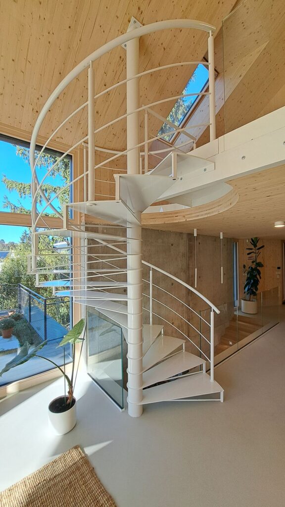 Dom CLT Peráček kruhové schodisko