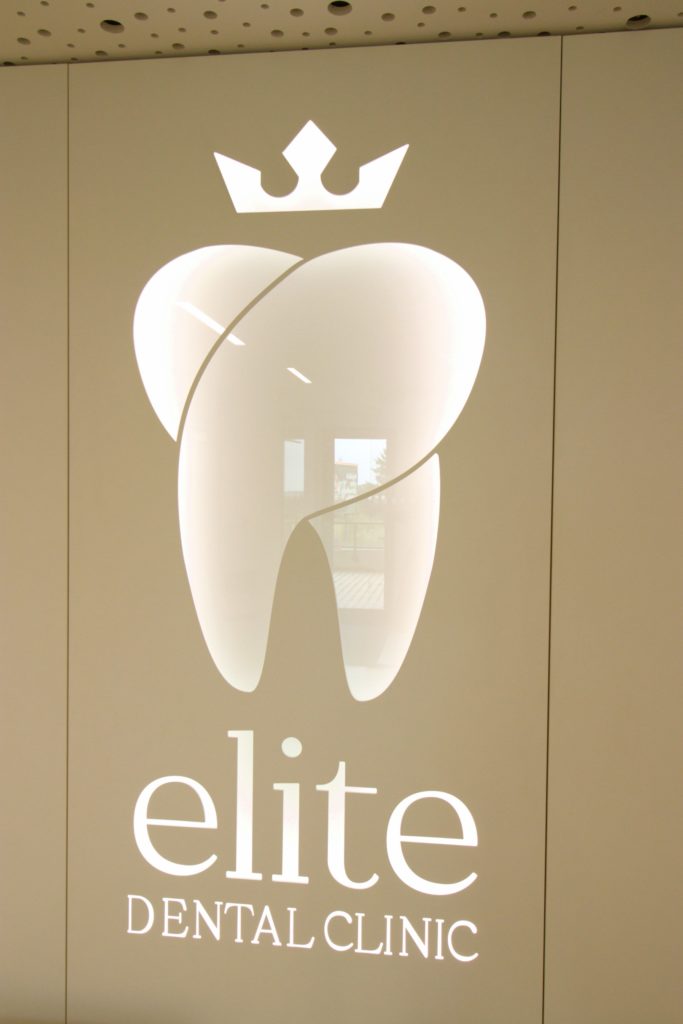 EDC zubná ambulancia Molnár Peráček logo podsvietené