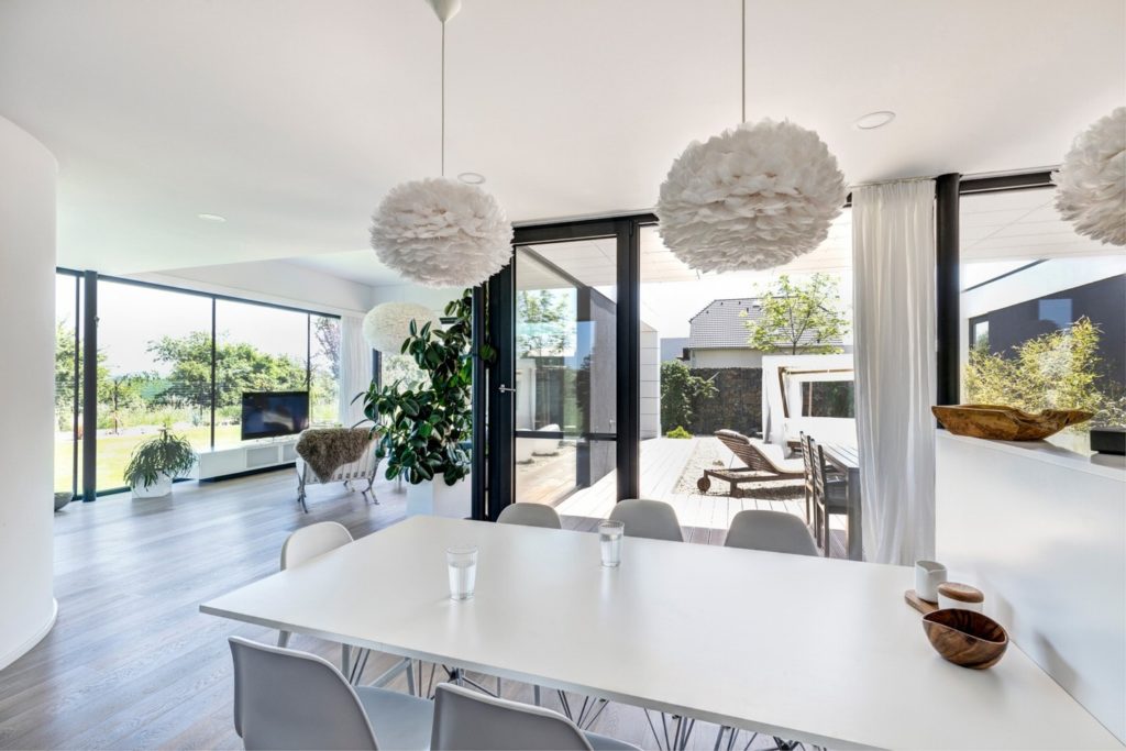 Interiér CLT domu Jesenice stolovanie Molnár Peráček